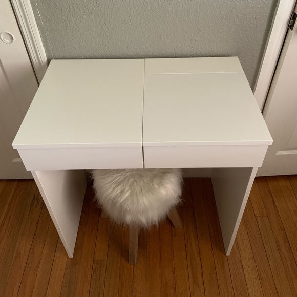 Makeup vanity - Picture 2 of 5